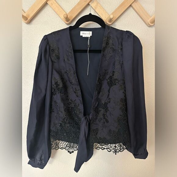 Lovers + friends navy and black top with tie front lace Sz XXS - Picture 10 of 10